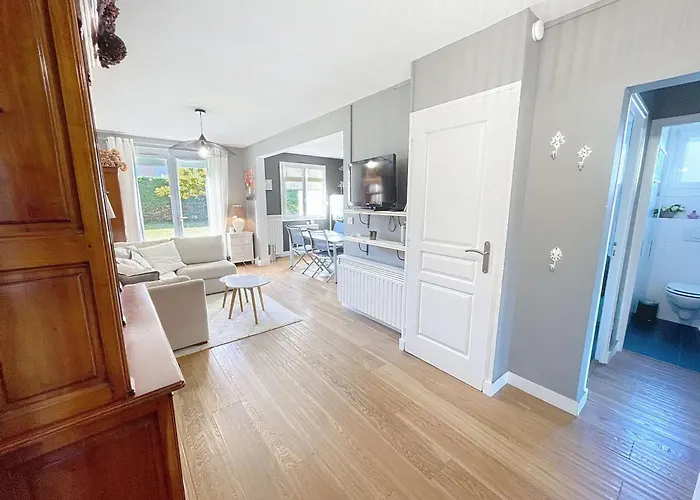 Rez-de-chaussee, Proche - Fr-1-361-575 Apartment