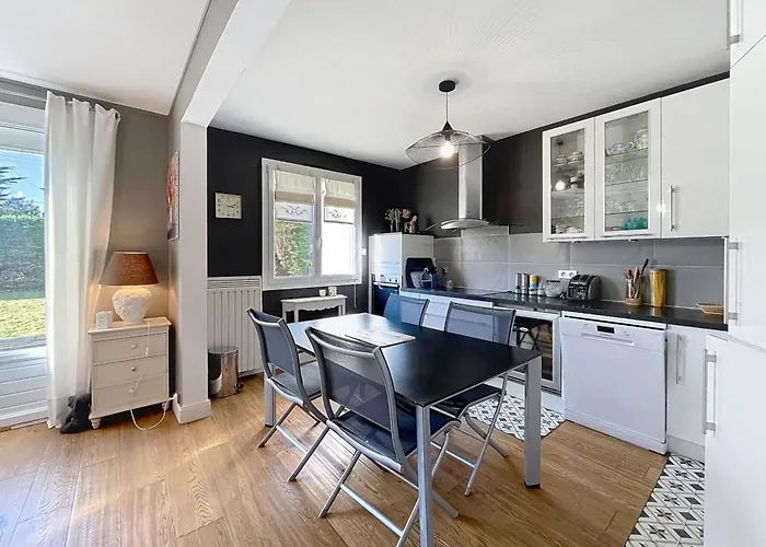 Rez-de-chaussee, Proche - Fr-1-361-575 Apartment