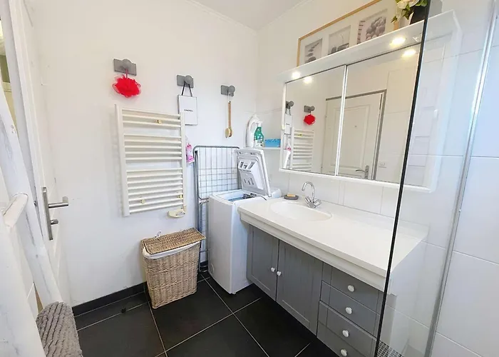 Rez-de-chaussee, Proche - Fr-1-361-575 Apartment