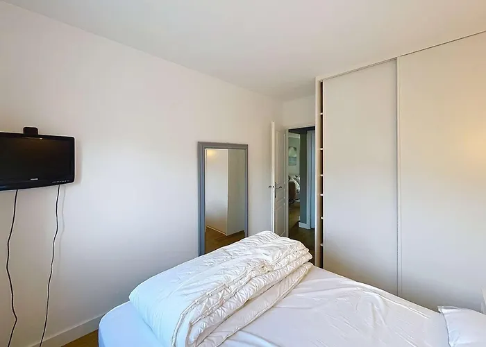 Rez-de-chaussee, Proche - Fr-1-361-575 Apartment